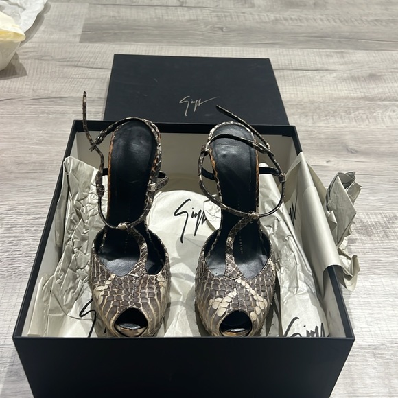 Giuseppe Zanotti Snakeskin Pumps - Picture 3 of 3